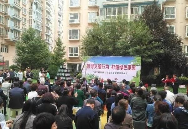 兰州市兰石小区为住户派发花季传媒APP下载入口分类设备